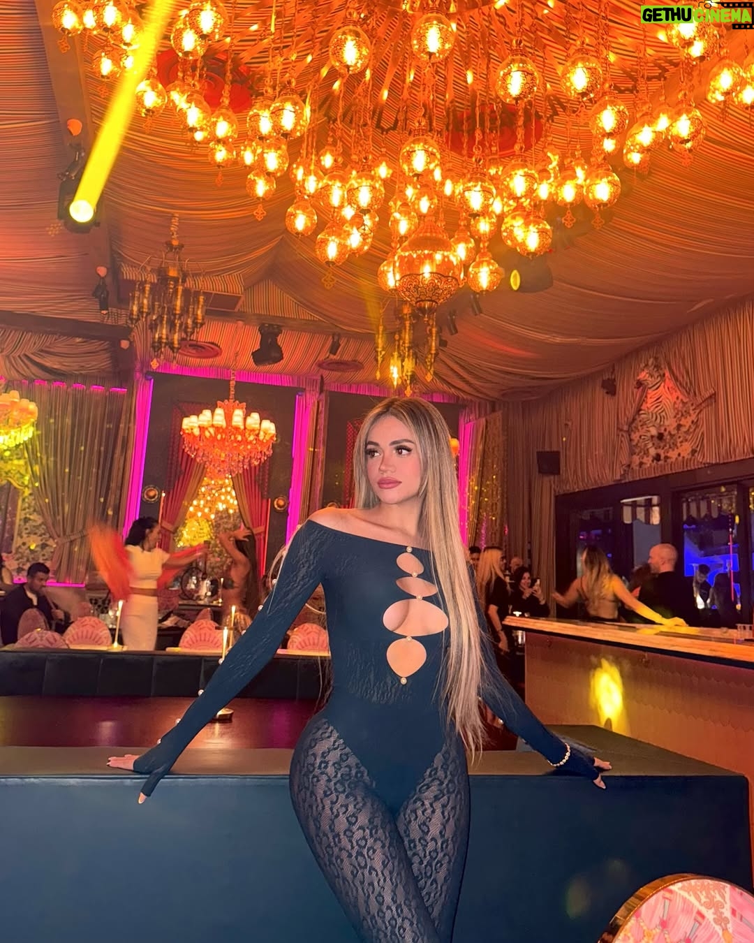 Mayra Goñi - 46K Likes - A veces se nos olvida que estamos viviendo momentos que antes eran sueños✨ Salud por eso🥂
