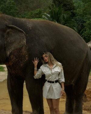 Mayra Goñi Instagram - A estos momentos los llama mágicos, cargados de amor, espiritualidad, y paz. Una de las cosas más tiernas y emocionantes que he vivido🐘🤍 Gracias @theofficialpandora 🥹🫶🏽✨
Sin embargo, ya quisiera yo tener una varita mágica y poder regresarlos a su habitat.
Lastimosamente, sería imposible pues morirían,
Se trata elefantes rescatados de circo o espectáculos.
Pero, hay fundaciones maravillosas como esta, que trabajan incansablemente para conservarlos en medio del amor, cuidados y alimentación.
#FromThailandWithLove #PandoraSquad24 #PandoraTakesThailand #Pandora