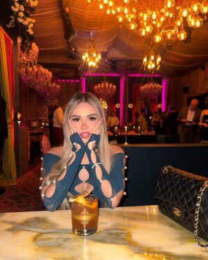 Mayra Goñi Instagram - A veces se nos olvida que estamos viviendo momentos que antes eran sueños✨ Salud por eso🥂