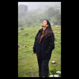 Mayuri Wagh Instagram - Where the mountains meet the sky, my heart finds peace…❣️🧿
.
.
.
#peace #mountains #adventure #happyplace #love #life #travel #solo #happylife #happyface #happysoul #mayuriwagh #marathiactress
