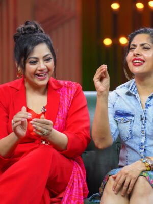 Meena Instagram - Expressions louder than words🤭
@simranrishibagga @maheswari_actress @iamjaggubhai_ 
.
.
Outfit @anushkajethwanicouture 

#meena #interview #instagram #viral