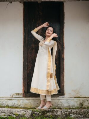 Meenakshi Anoop Instagram - பண்பே பெருமை, எளிமையே அழகு ✨🪈🪷 
👗 @aadya__ethnic 
📸 @akhilskiran