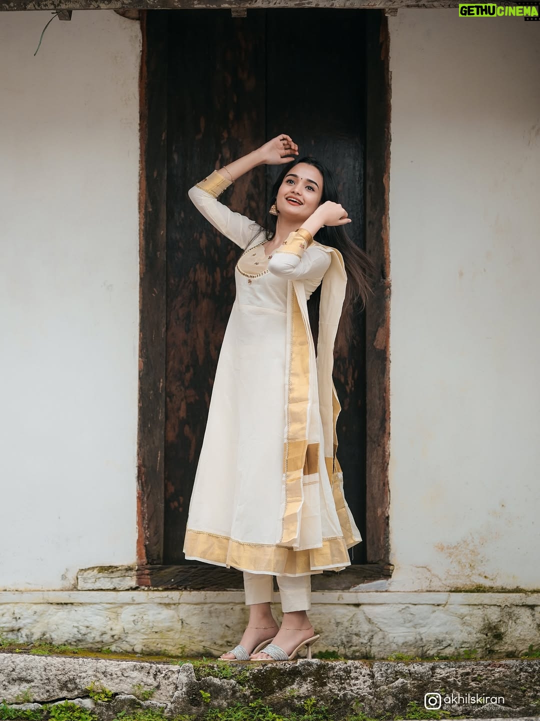 Meenakshi Anoop - 76.5K Likes - பண்பே பெருமை, எளிமையே அழகு ✨🪈🪷 
👗 @aadya__ethnic 
📸 @akhilskiran