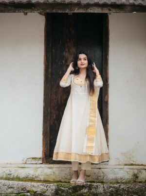Meenakshi Anoop Instagram - பண்பே பெருமை, எளிமையே அழகு ✨🪈🪷 
👗 @aadya__ethnic 
📸 @akhilskiran