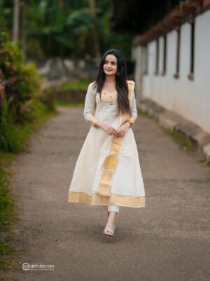 Meenakshi Anoop Instagram - பண்பே பெருமை, எளிமையே அழகு ✨🪈🪷 
👗 @aadya__ethnic 
📸 @akhilskiran