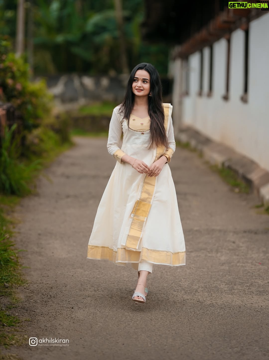 Meenakshi Anoop - 76.5K Likes - பண்பே பெருமை, எளிமையே அழகு ✨🪈🪷 
👗 @aadya__ethnic 
📸 @akhilskiran
