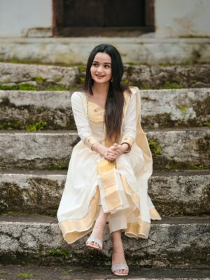 Meenakshi Anoop Instagram - பண்பே பெருமை, எளிமையே அழகு ✨🪈🪷 
👗 @aadya__ethnic 
📸 @akhilskiran