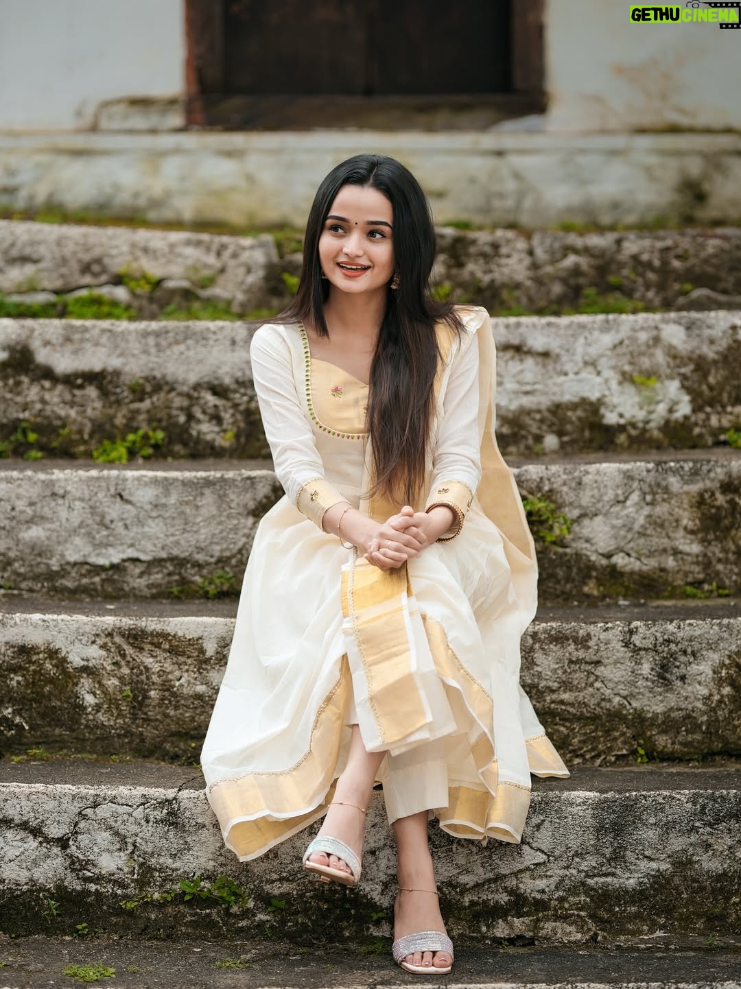 Meenakshi Anoop - 76.5K Likes - பண்பே பெருமை, எளிமையே அழகு ✨🪈🪷 
👗 @aadya__ethnic 
📸 @akhilskiran