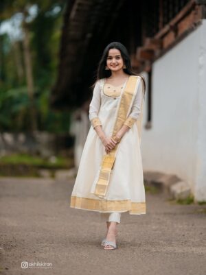 Meenakshi Anoop Instagram - பண்பே பெருமை, எளிமையே அழகு ✨🪈🪷 
👗 @aadya__ethnic 
📸 @akhilskiran