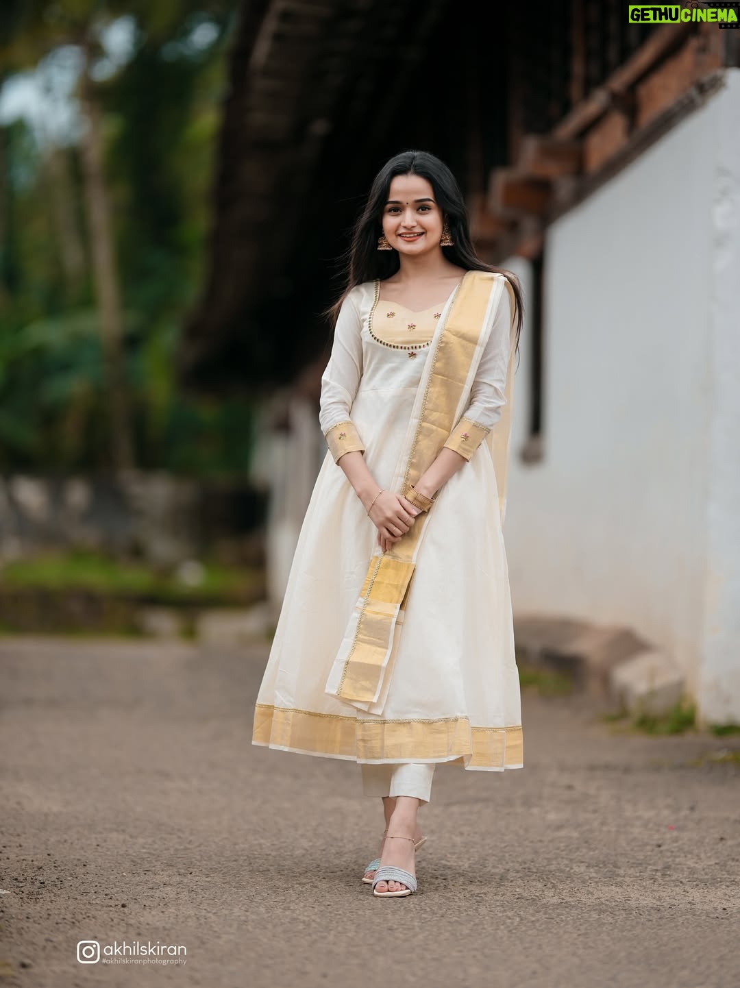 Meenakshi Anoop - 76.5K Likes - பண்பே பெருமை, எளிமையே அழகு ✨🪈🪷 
👗 @aadya__ethnic 
📸 @akhilskiran