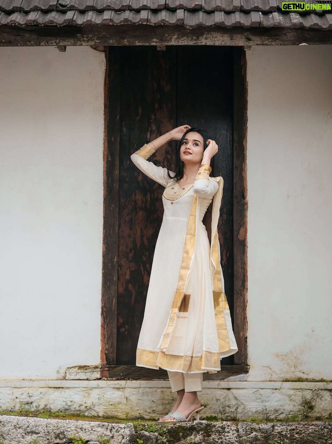 Meenakshi Anoop - 76.5K Likes - பண்பே பெருமை, எளிமையே அழகு ✨🪈🪷 
👗 @aadya__ethnic 
📸 @akhilskiran