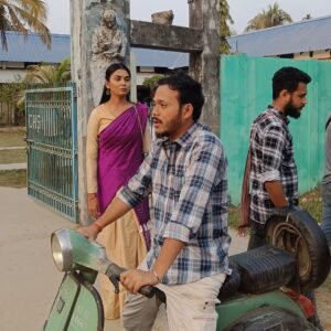Meenakshi Borah Instagram - Snapshots from the set…caught some amazing moments during our web series shoot…”Chupa-Chupi”…❤️🧿