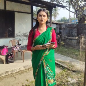 Meenakshi Borah Instagram - Snapshots from the set…caught some amazing moments during our web series shoot…”Chupa-Chupi”…❤️🧿