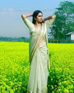 Meenakshi Borah Instagram - Sunshine in a field of gold…💛
.
.
.
.
.
.
.
.
#explore