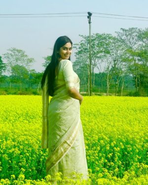 Meenakshi Borah Instagram - Sunshine in a field of gold…💛
.
.
.
.
.
.
.
.
#explore
