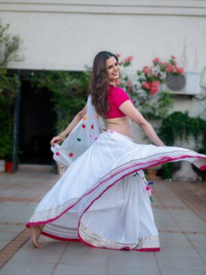 Meenakshi Dixit Instagram - š©· Just š„³
šø @kcmstories.portraits
#meenakshidixit #InstaGood #InstaDaily #InstaMood #ExplorePage #PhotoOfTheDay #InstaVibes #InstaBeauty #ViralClicks #InstaTrend #TrendingNow