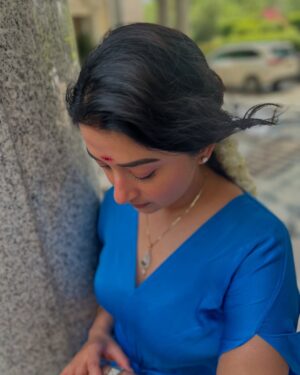 Meera Jasmine Instagram - Wearing the scent of jasmine like a memory that never fades💙🦋

📸 @georgy.jph 

#Chennai #FeelsLikeHome #OnwardsAndUpwards