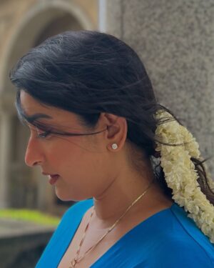 Meera Jasmine Instagram - Wearing the scent of jasmine like a memory that never fades💙🦋

📸 @georgy.jph 

#Chennai #FeelsLikeHome #OnwardsAndUpwards