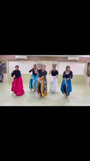 Meera Joshi Instagram - Atli batli futli #ᴍᴀʀᴀᴛʜɪsᴏɴɢ

#AatliBaatliFutliDance
#DanceVibes
#DanceReel
#TrendingDance
#ReelDanceTrend
#DanceWithFeel
#GrooveModeOn
#DanceLover
#DanceViral
#FeelTheBeat