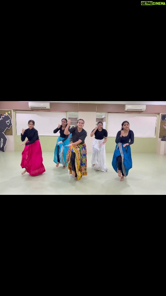 Meera Joshi - 1.4K Likes - Atli batli futli #ᴍᴀʀᴀᴛʜɪsᴏɴɢ

#AatliBaatliFutliDance
#DanceVibes
#DanceReel
#TrendingDance
#ReelDanceTrend
#DanceWithFeel
#GrooveModeOn
#DanceLover
#DanceViral
#FeelTheBeat