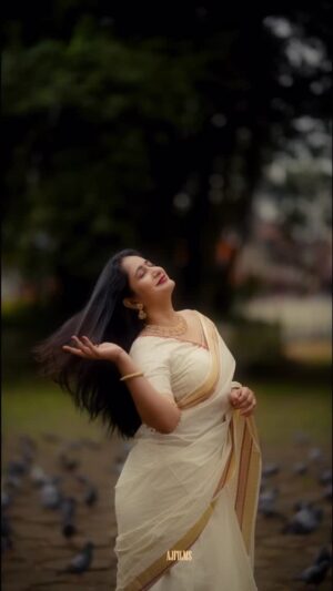 Megha Mathew Instagram - Serving Onam looks, the traditional way but make it fashion đđş #OnamOOTD #DesiSwagâ.
#instamood #onam #reelsinstagram #traditional
đĽ @ajo_creator_
Saree by ; @poonolilsilks
Blouse by ; @jittasiju @drapestudio_konni @the_drape_studio
đ @jhmjewels