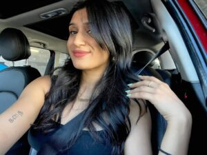Meghna Chakraborty Instagram - There’s just something about driving around LA in my mini with a fresh healthy cut 💇🏽‍♀️🚗🌴

Thank you to the amazing @mrchrismcmillan !! 🖤🖤