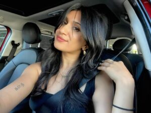 Meghna Chakraborty Instagram - There’s just something about driving around LA in my mini with a fresh healthy cut 💇🏽‍♀️🚗🌴

Thank you to the amazing @mrchrismcmillan !! 🖤🖤