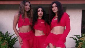 Meghna Chakraborty Instagram - hungama 🧨🧨🧨 the dance edit 💃🏽
Thank you @shreybaebee @elise.mov for having me as a part of this magic. @__hxrini_ you are an absolute beast and I’d do all nighters dancing w you any day!!! 

Everyone pls go watch Hungama and stream / support @shreybaebee insane new album Cruel Intentions - she’s truly one of the most talented visionary artists and deserves allll the love! ❤️

Artist: @shreybaebee 
Director: @elise.mov 
Choreographer: @__hxrini_ 
Dancers: @meghnac3 @aishwaryamanga @__hxrini_ 
Stylist: @__byrumsha