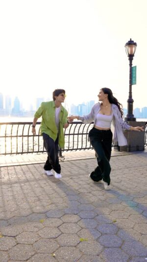 Meghna Chakraborty Instagram - What a tuneee🕺🎶 so fun linking up in NYC!
Choreo: @aadilkhann
Dancers: @aadilkhann @meghnac3
Filmed by: @krutikasolankii
#achchilagtiho #nyc #newyorkcity