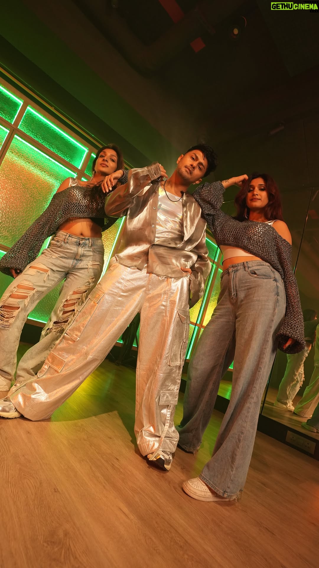 Meghna Chakraborty - 199.3K Likes - Kicking off 2025 with a bang! 💥 Danced with my amazing LA friends for our first workshop of the year! 🌟
#aankh #awezdarbarchoreography 🫰

Workshop deets:
When: Jan 7th, 5-7 pm
Where: @allthingsstudioind 

🎵my fav @sunidhichauhan5 ❤️

Captured by: @shreyasamin_ 

Aankh Remix by @hi10music 

 #DanceWorkshop #mumbai