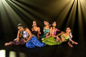Meghna Chakraborty Instagram - Apsara Autumn 🍂 

🔮🧚🏼‍♂️🎀🍀🧿

New video coming soon!

Photo by @redllama.media 
Saris from @rahdrip