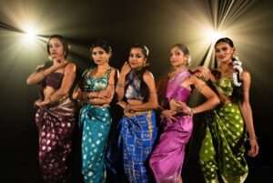 Meghna Chakraborty Instagram - Apsara Autumn 🍂 

🔮🧚🏼‍♂️🎀🍀🧿

New video coming soon!

Photo by @redllama.media 
Saris from @rahdrip