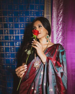 Meghna Chakraborty Instagram - @gulaab.la : this event is all about celebrating the CULTURE here in LA, and there’s no one better who represents all elements of culture than @meghnac3 

Her Tamil-Bangali heritage has influenced the authenticity she holds in telling stories through dance, films, and music videos. This filmmaker and dancer has choreographed for the @junoawards and @karanaujla ; she co-produced and co-directed the first ever Coachella documentary ‘Ascending’ - highlighting the 6 South Asian artists that redefined the festival experience; while also representing true indian dance forms on big stages like Netflix (for Never Have I Ever) and the Hollywood Bowl (for A.R. Rahman). 

come celebrate the culture with us
GULAAB.LA • FOUR DAYS AWAY
and almost sold out 🫡🌹tickets in bio

🌹🌹🌹🌹🌹🌹🌹🌹🌹🌹
📸: @flyingbeadphotography
studio: @PLZRstudios 
styled by: @b.khanfident
wearing: @rahdrip @rahshitonly