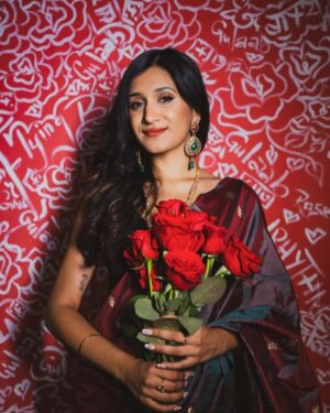 Meghna Chakraborty Instagram - @gulaab.la : this event is all about celebrating the CULTURE here in LA, and there’s no one better who represents all elements of culture than @meghnac3 

Her Tamil-Bangali heritage has influenced the authenticity she holds in telling stories through dance, films, and music videos. This filmmaker and dancer has choreographed for the @junoawards and @karanaujla ; she co-produced and co-directed the first ever Coachella documentary ‘Ascending’ - highlighting the 6 South Asian artists that redefined the festival experience; while also representing true indian dance forms on big stages like Netflix (for Never Have I Ever) and the Hollywood Bowl (for A.R. Rahman). 

come celebrate the culture with us
GULAAB.LA • FOUR DAYS AWAY
and almost sold out 🫡🌹tickets in bio

🌹🌹🌹🌹🌹🌹🌹🌹🌹🌹
📸: @flyingbeadphotography
studio: @PLZRstudios 
styled by: @b.khanfident
wearing: @rahdrip @rahshitonly