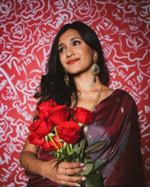 Meghna Chakraborty Instagram - @gulaab.la : this event is all about celebrating the CULTURE here in LA, and there’s no one better who represents all elements of culture than @meghnac3 

Her Tamil-Bangali heritage has influenced the authenticity she holds in telling stories through dance, films, and music videos. This filmmaker and dancer has choreographed for the @junoawards and @karanaujla ; she co-produced and co-directed the first ever Coachella documentary ‘Ascending’ - highlighting the 6 South Asian artists that redefined the festival experience; while also representing true indian dance forms on big stages like Netflix (for Never Have I Ever) and the Hollywood Bowl (for A.R. Rahman). 

come celebrate the culture with us
GULAAB.LA • FOUR DAYS AWAY
and almost sold out 🫡🌹tickets in bio

🌹🌹🌹🌹🌹🌹🌹🌹🌹🌹
📸: @flyingbeadphotography
studio: @PLZRstudios 
styled by: @b.khanfident
wearing: @rahdrip @rahshitonly