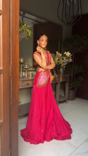 Mehak Bakshi Instagram - Love this stunning rani pink outfit from @khokeeindia 🩷 the best part is the blouse and the work on it which is so intricate and so different! ✨
Ad