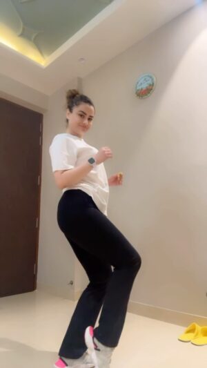 Mehak Dhillon Instagram - Let’s 🔥 it