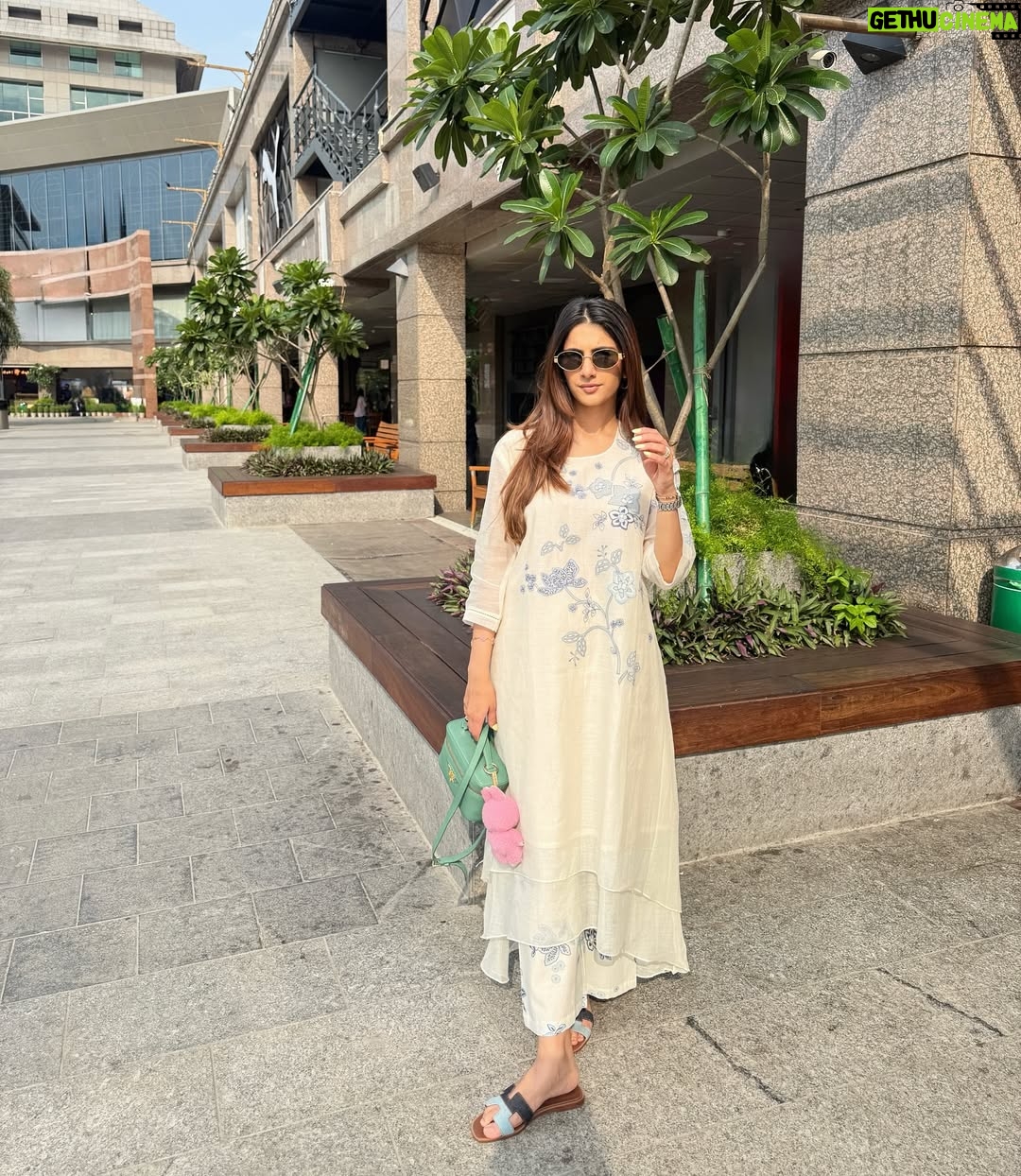 Meher Taluja - 1.5K Likes - When in doubt wear white🤍💙

Wearing : @vaayuclothing