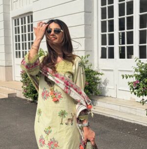 Meher Taluja Instagram - Monday energy 💐🌺

Wearing : @tashaindiaofficial
