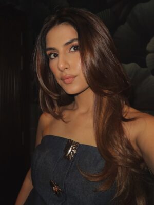 Meher Taluja Instagram - mid-week shenanigans💙
.
.
( Comment LINK & I’ll share the outfit details with you)
