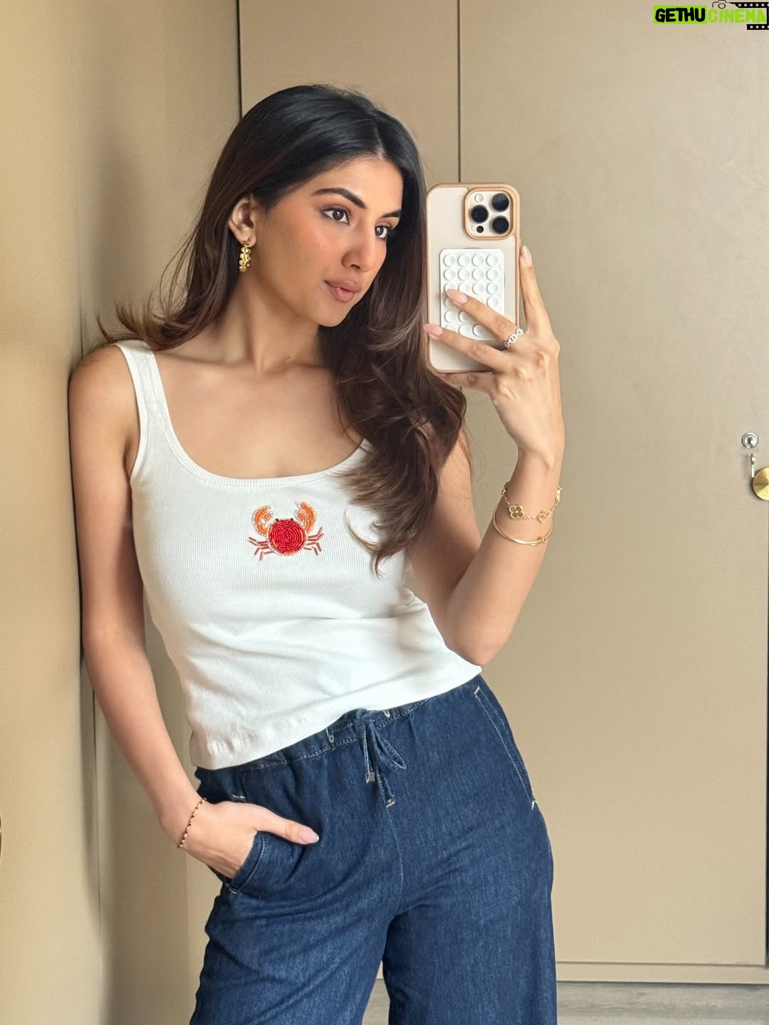 Meher Taluja - 3K Likes - mirror selfies that made it to my stories but deserved to be on the feed 🤳🏻