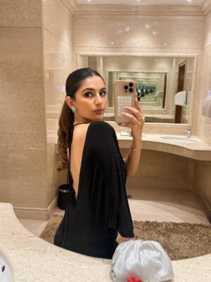 Meher Taluja Instagram - mirror selfies that made it to my stories but deserved to be on the feed 🤳🏻