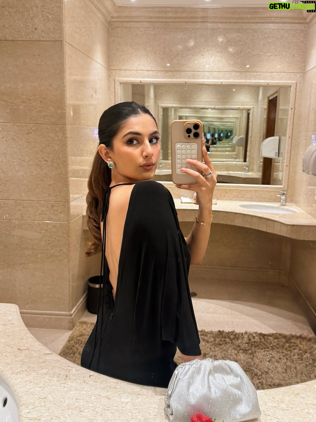 Meher Taluja - 3K Likes - mirror selfies that made it to my stories but deserved to be on the feed 🤳🏻
