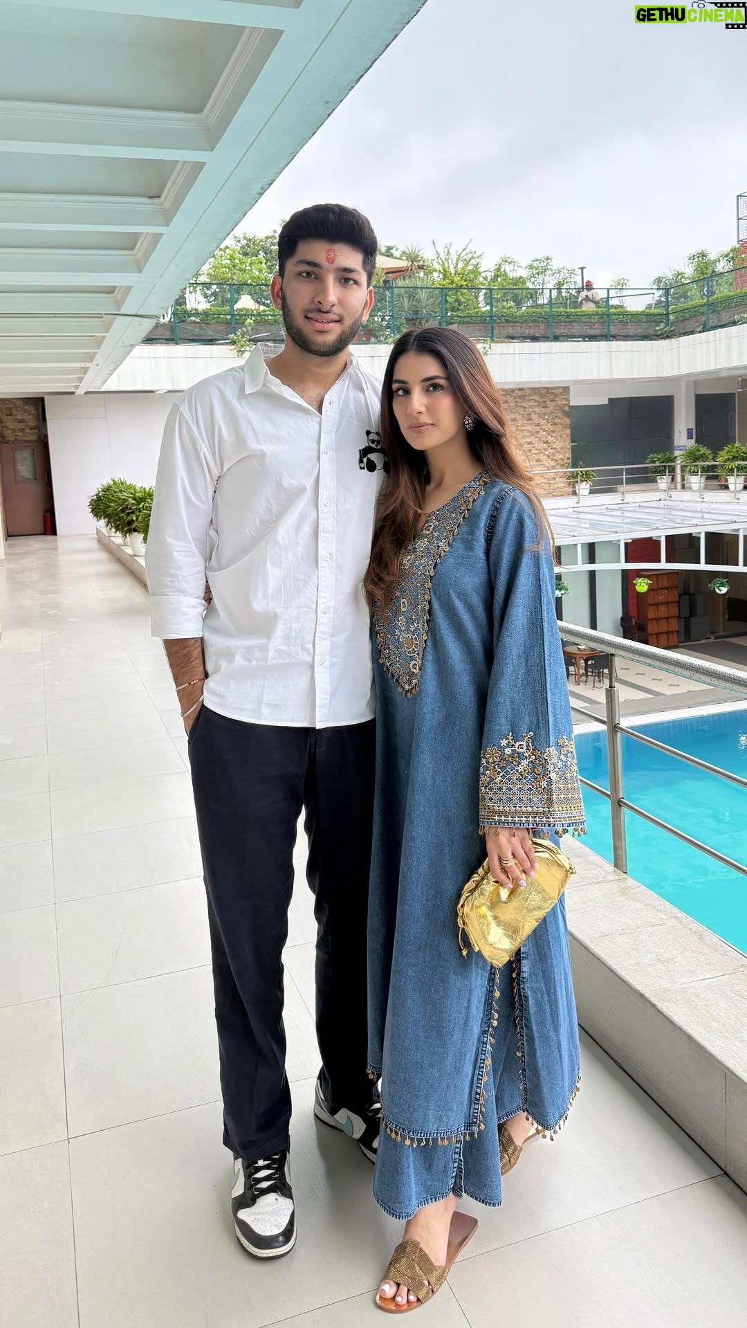 Meher Taluja - 3.7K Likes - Denim on denim - but desi💙

Wearing : @shopmulmul 
Bag : @ruya_london