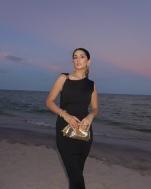 Meher Taluja Instagram - chasing sunsets🌅

glam : by yours truly @studiomehertaluja 
dress : @zara 
bag : @ruya_london 
earrings : @shopeurumme