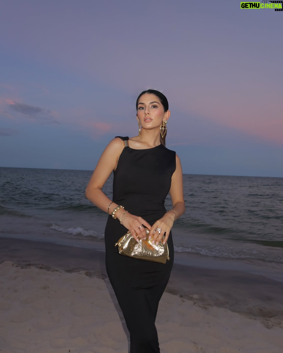 Meher Taluja - 2.2K Likes - chasing sunsets🌅

glam : by yours truly @studiomehertaluja 
dress : @zara 
bag : @ruya_london 
earrings : @shopeurumme