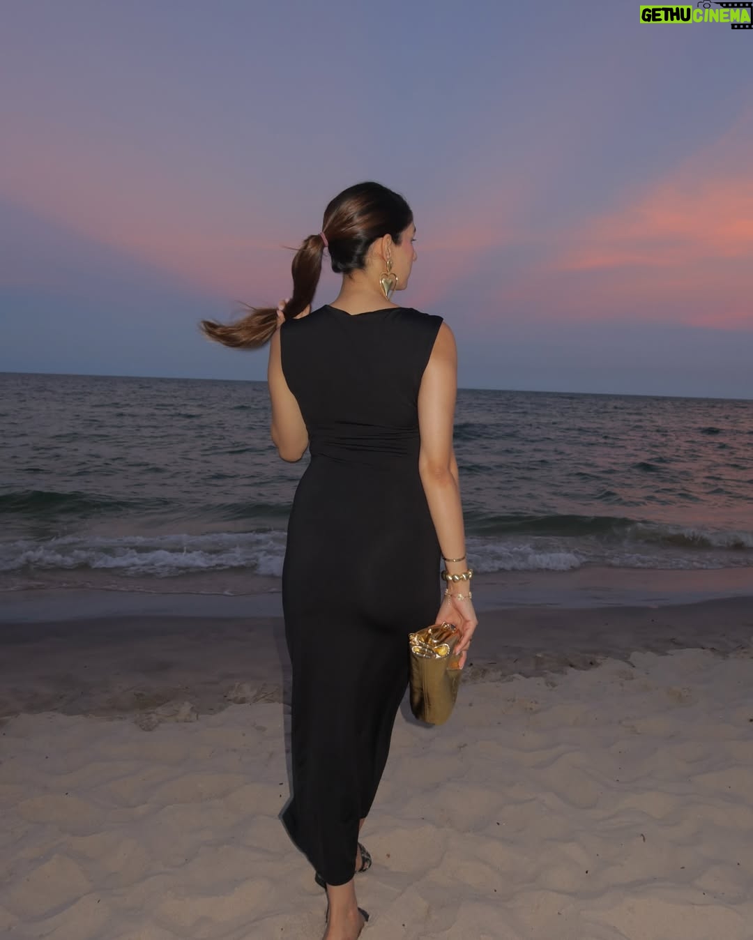 Meher Taluja - 2.2K Likes - chasing sunsets🌅

glam : by yours truly @studiomehertaluja 
dress : @zara 
bag : @ruya_london 
earrings : @shopeurumme