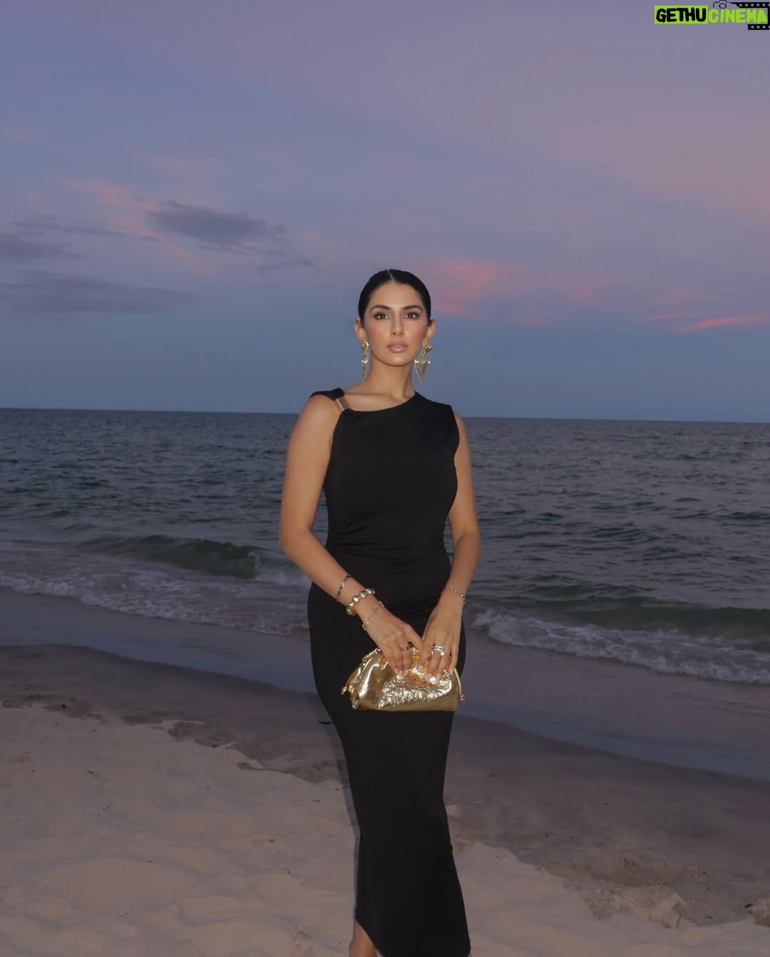 Meher Taluja - 2.2K Likes - chasing sunsets🌅

glam : by yours truly @studiomehertaluja 
dress : @zara 
bag : @ruya_london 
earrings : @shopeurumme