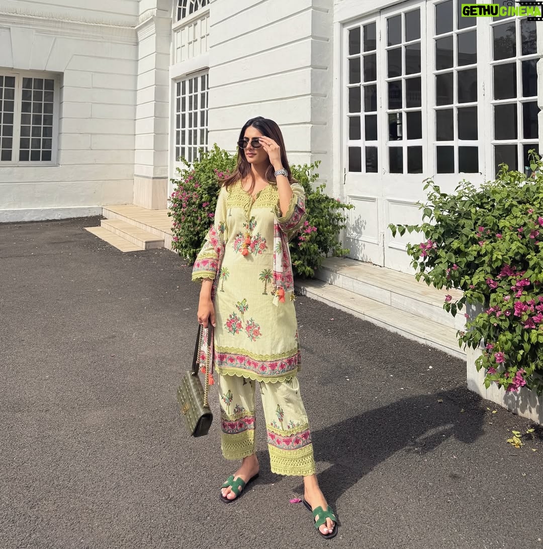 Meher Taluja - 1.7K Likes - Monday energy 💐🌺

Wearing : @tashaindiaofficial