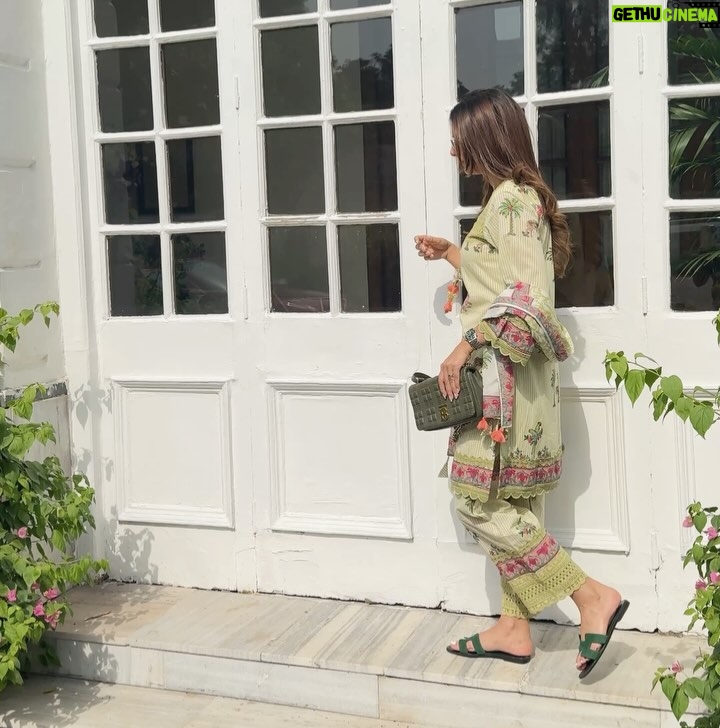 Meher Taluja - 1.7K Likes - Monday energy 💐🌺

Wearing : @tashaindiaofficial